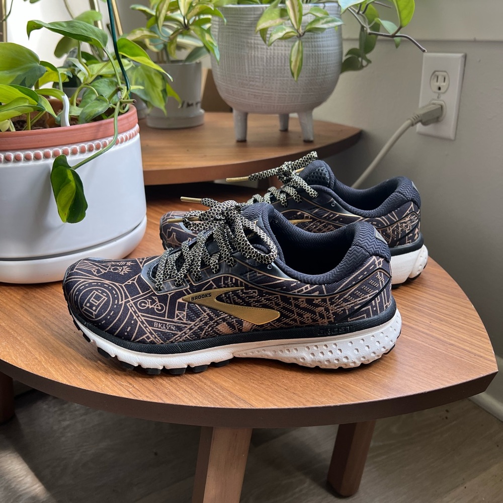 Brooks Ghost 12 NYC 7 Marathon Black Gold NYC Running Shoes LIMITED EDITION
